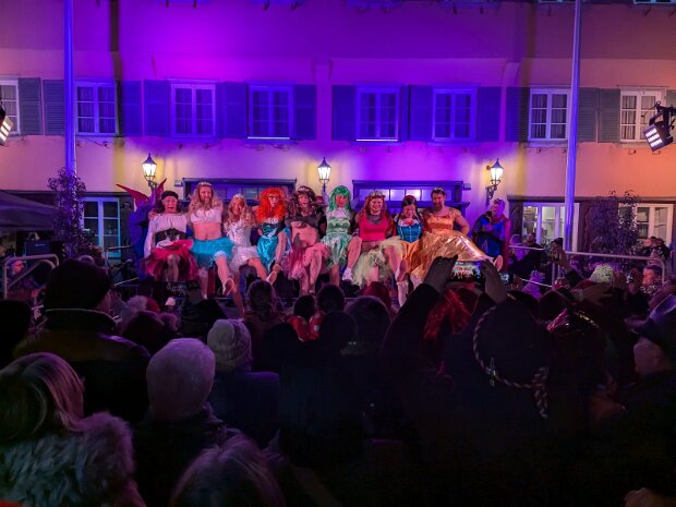 Rathaussturm Nürtingen Eine gigantische Kulisse auf dem Nürtinger Rathausplatz zum "WarmUp" vor der Dolfenger Fasnet.