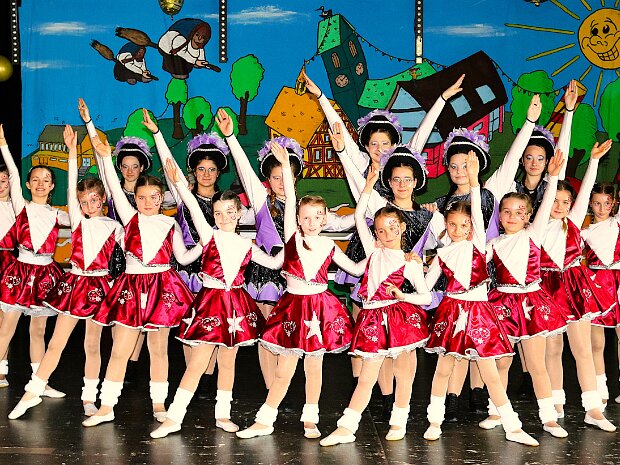 Fotoshooting der Tanzgarden Glitzersternchen und Black Pearls wurden von Sängerbund-Fotograf Gerd Dorner abgelichtet.