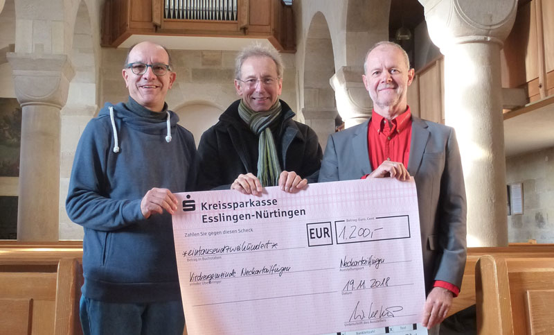 Spendenübergabe an Pfarrer Maier-Mohns