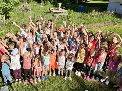 Kinderchor singt im Naturtheater Grötzingen
