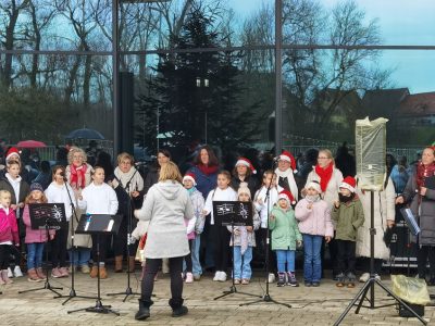 Stimmungsvolles Adventssingen an der Festhalle: Ein Fest der Generationen